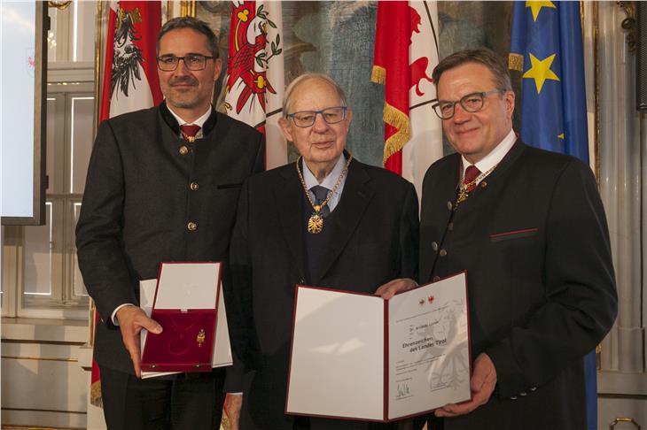 Onorificenza del Land Tirolo per l'avvocato bolzanino Arnaldo Loner (Foto: Land Tirol/Die Fotografen)