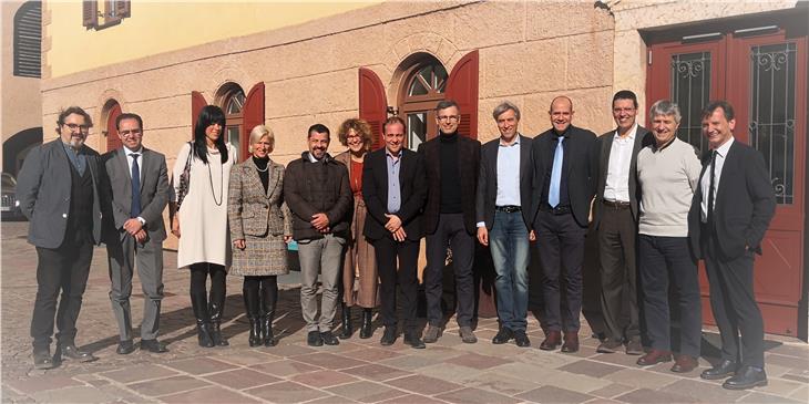 I vertici della scuola italiana, assieme ai rappresentanti degli artigiani e all'assessore Vettorato (Foto: ASP/Thomas Laconi)