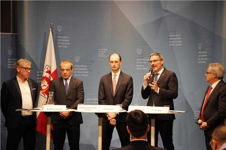 La presentazione della firma dell'accordo quadro della Provincia con FEI e BEI: da sx Schatzer, Andrea Marcello-Grimani-Giustinian (FEI), Andrea Clerici (BEI), Kompatscher e il segretario generale Eros Magnago. (Foto: ASP/Johanna Wörndle)