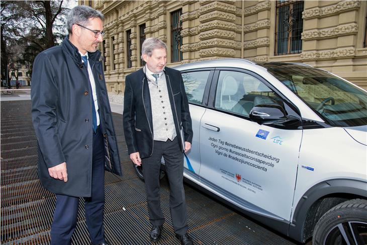 Il presidente Kompatscher e Hahn sono arrivati su un'auto a idrogeno. (Foto: ASP/Peter Daldos)