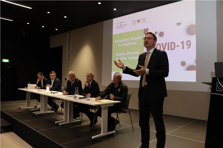 Situazione stabile in Alto Adige per il Coronavirus: il presidente Kompatscher durante l'incontro con i sindaci (Foto: ASP/Michele Bolognini)