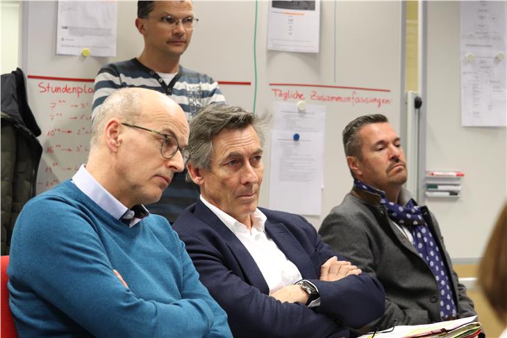 Confronto sulla situazione: (da sx) il direttore del dipartimento Salute Günther Burger, l'assessore Thomas Widmann, il medico d'emergenza Franzoni della centrale 112, dietro il coordinatore del numero verde Markus Rauch. (Foto: ASP/Maja Clara)