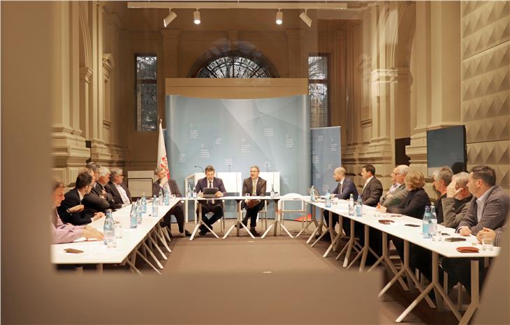 I sindaci e le sindache dell'asse del Brennero hanno cercato con Kompatscher, Alfreider e Dorfmann soluzioni al tema del traffico. (Foto: ASP/Carmen Kollmann)