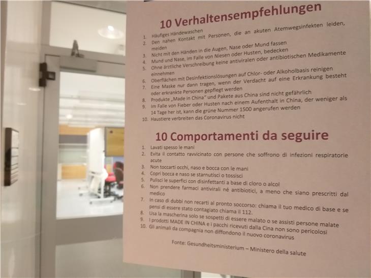 In questi giorni in tutti gli edifici pubblici vengono esposti cartelli con utili consigli comportamentali (Foto: ASP/Maja Clara)