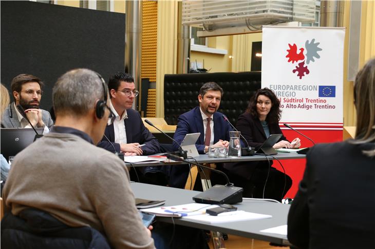 Gli assessori Alfreider e Felipe durante l'incontro (Foto ASP/Roman Clara)