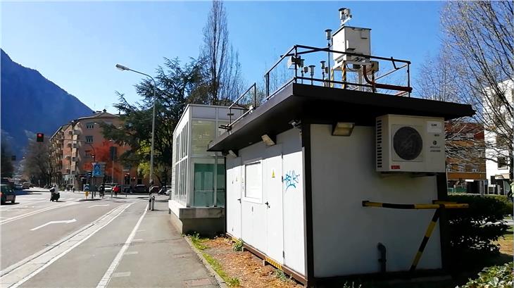 La stazione di rilevamento qualità dell'aria in piazza Adriano a Bolzano - I valori limite per NO2 superati lungo l'A22 e in alcune strade in ambito urbano (Foto: Agenzia ambiente e tutela clima)
