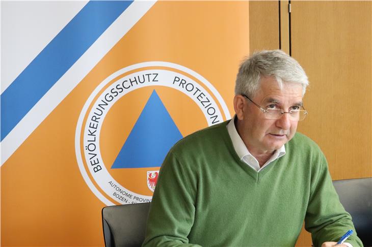 Collaborazione fondamentale: il direttore dell'Agenzia per la Protezione civile Rudolf Pollinger in videoconferenza con i colleghi di Tirolo e Trentino. (Foto: ASP/Maja Clara)