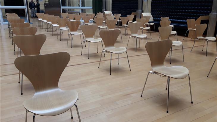 Sedie a distanza nel cortile interno di palazzo Widmann nel rispetto delle distanze di sicurezza (Foto: ASP/Guido Steinegger)