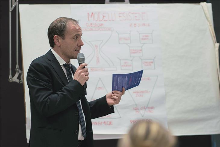 L'assessore Vettorato durante l'incontro svoltosi al coworking DRIN (Foto: ASP/Thomas Laconi)
