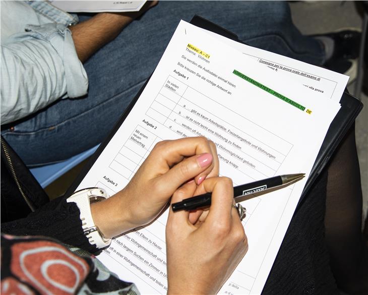 Gli esami di bi- e trilinguismo continueranno a essere svolti normalmente ma verrà rispettata la distanza di sicurezza fra i candidati per evitare il diffondersi del Coronavirus. (Foto: ASP)