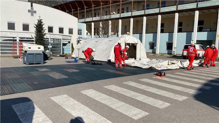 Tende pre-Triage allestite davanti all'Ospedale di Bressanone (Foto ASP/Protezione civile)