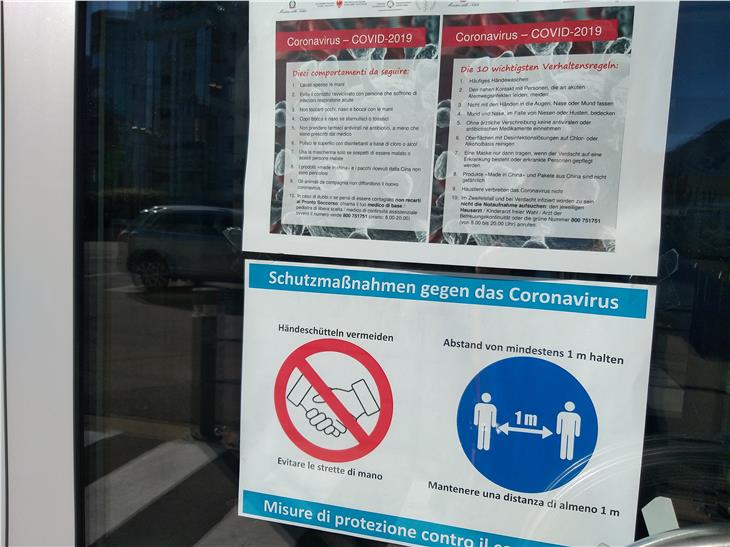 Gli edifici pubblici devono attenersi alle misure di tutela contro la diffusione del Coronavirus. (Foto: ASP/Maja Clara)