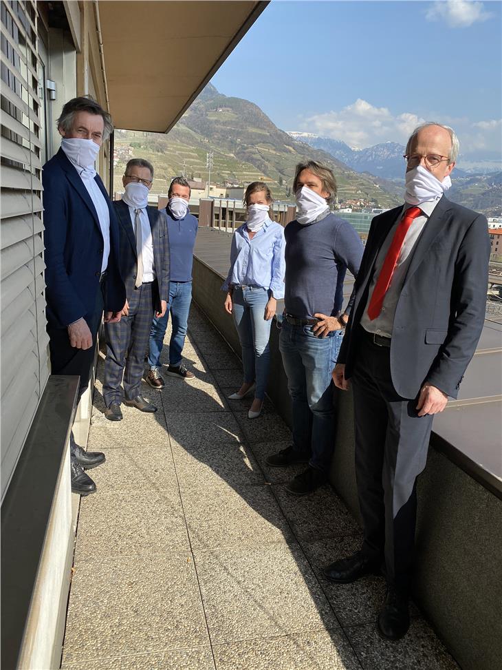 Coprire bocca e naso quando si esce: I responsabili del settore sanità danno l'esempio assieme all'assessore Widmann (a sinistra). (Foto: ASP/ASDAA))