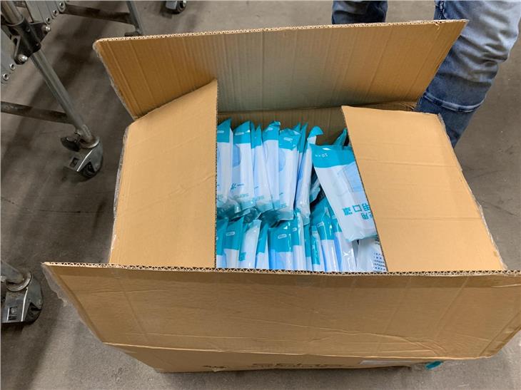Arrivati 25.000 pacchi dalla Cina con maschere protettive e tute protettive (Foto: ASP/Gnews)