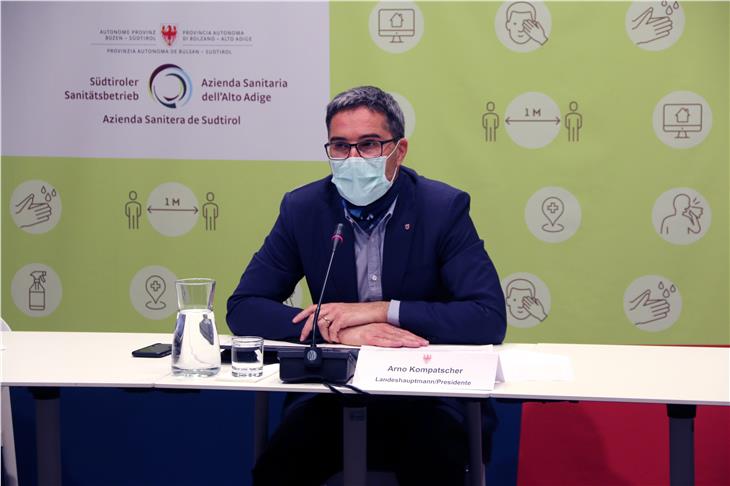 Il presidente Kompatscher alla conferenza stampa di oggi. (Foto: ASP/Fabio Gobbato)