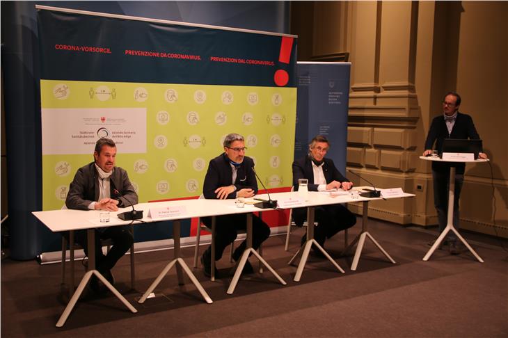 I relatori della conferenza stampa di oggi: (da sx) Franzoni, Kompatscher, Widmann e il moderatore Guido Steinegger. (Foto: ASP/Fabio Brucculeri)