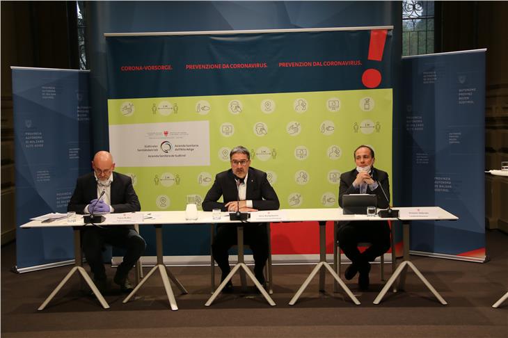 Il direttore Ruffini, il presidente Kompatscher e l'assessore Vettorato durante la conferenza stampa (Foto ASP/Fabio Brucculeri)