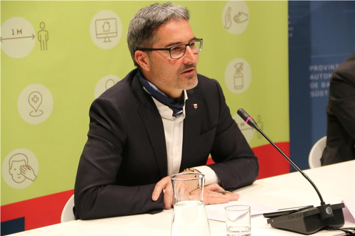 Il presidente Arno Kompatscher durante la conferenza stampa odierna (Foto ASP/Fabio Brucculeri)