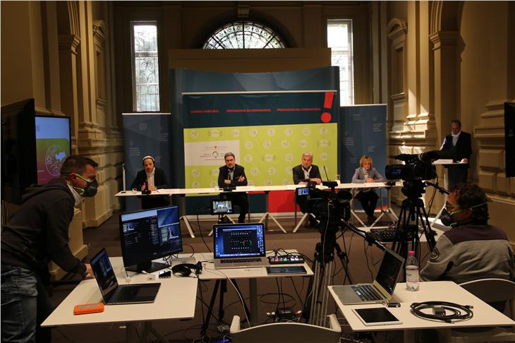 Conferenza stampa virtuale del 31 marzo: presenti Achammer, Kompatscher, Schuler, e Deeg. A destra il caporedattore Steinegger. In primo piano i giornalisti-operatori di Gnews (Foto ASP/Brucculeri)