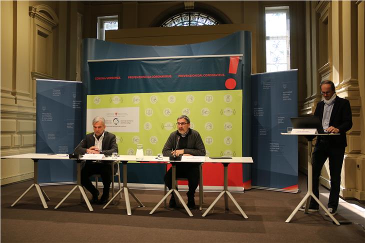 La conferenza stampa virtuale della Provincia oggi: da sx Schuler, Kompatscher e il moderatore Guido Steinegger. (Foto: ASP/Silvia Fabbi)