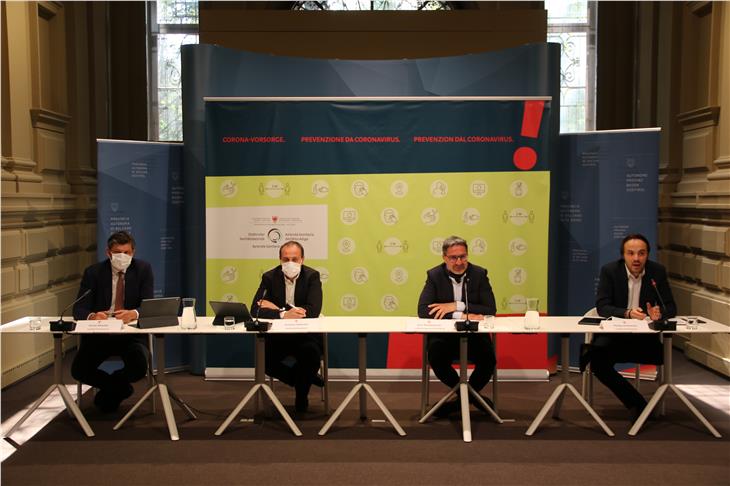 La conferenza stampa virtuale della Provincia oggi: da sx Alfreider, Vettorato, Kompatscher, Achammer. (Foto: ASP/Fabio Brucculeri)
