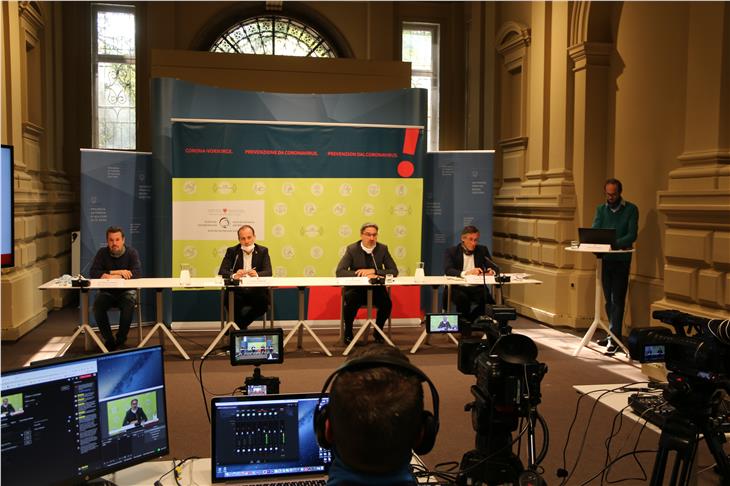 La conferenza stampa virtuale di oggi: da sx Franzoni, Widmann, Kompatscher, Vettorato e il moderatore Guido Steinegger. (Foto: ASP/Fabio Brucculeri)