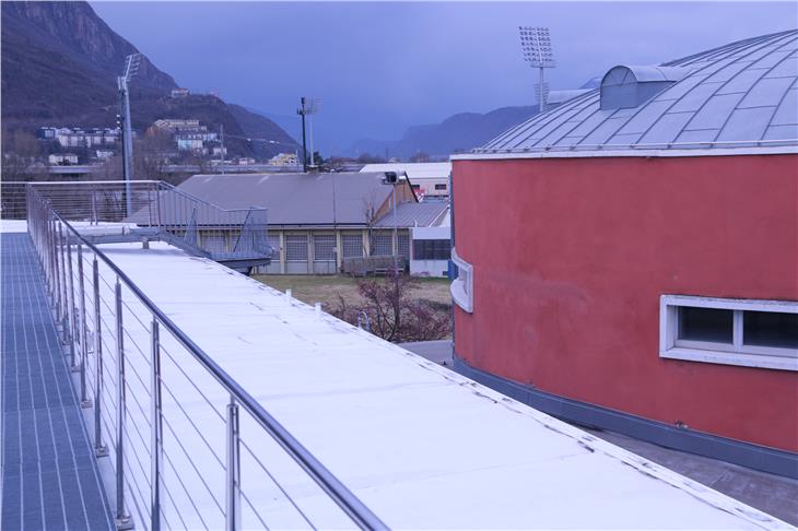 I lavori di risanamento del tetto dell’auditorium dell'Eurac a Bolzano sono fra quelli che ripartiranno non appena potranno riaprire i cantieri. (Foto: ASP/Silvana Amistadi)
