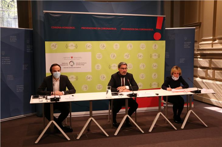 La conferenza stampa virtuale della Provincia oggi: da sx Achammer, Kompatscher, Deeg. (Foto: ASP/Fabio Brucculeri)