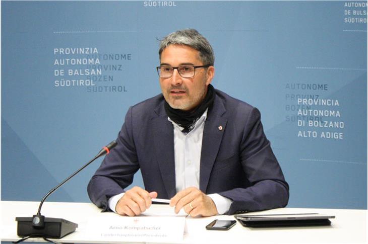Il presidente della Provincia, Arno Kompatscher, nel corso della conferenza stampa odierna (Foto: ASP/gst)