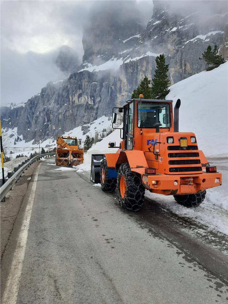 Il Servizio strade all'opera per lo sgombero neve sulla statale di passo Gardena dopo le slavine dei giorni scorsi (Foto: ASP)