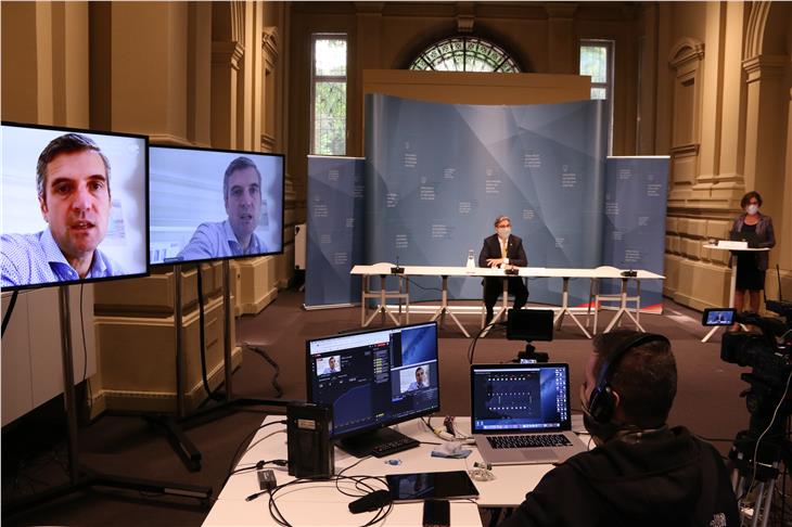 La conferenza stampa virtuale della Provincia oggi con il presidente Kompatscher e l'eurodeputato Dorfmann in collegamento video. (Foto: ASP/Fabio Brucculeri)