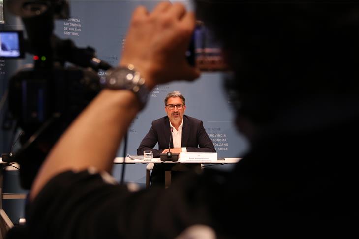 Il presidente Kompatscher nella conferenza stampa di oggi. (Foto: ASP/Fabio Brucculeri)