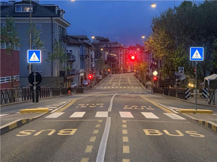 Il notevole calo di traffico ha avuto quale conseguenza la riduzione sensibile degli inquinanti. Strade deserte a Bolzano durante il lockdown. (Foto: Agenzia ambiente e tutela clima)