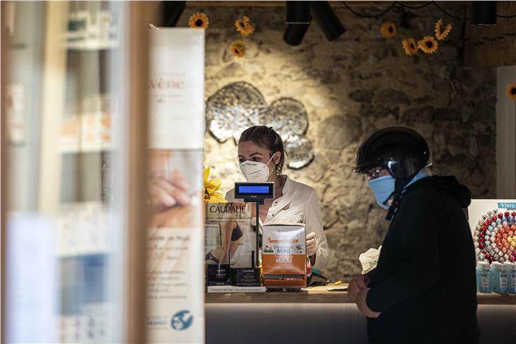 Nei negozi sarà fondamentale l'uso della mascherina (Foto ASP/Ivo Corrà)