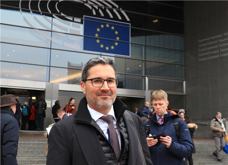 Il presidente Arno Kompatscher davanti al Parlamento Europeo a Bruxelles. (Foto: ASP/Michele Bolognini)