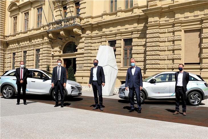 I relatori della conferenza stampa di oggi: da sx Vettorato, Alfreider, Kompatscher, Mölgg e il presidente dell'IIT Dieter Theiner. (Foto: ASP/Roman Clara)
