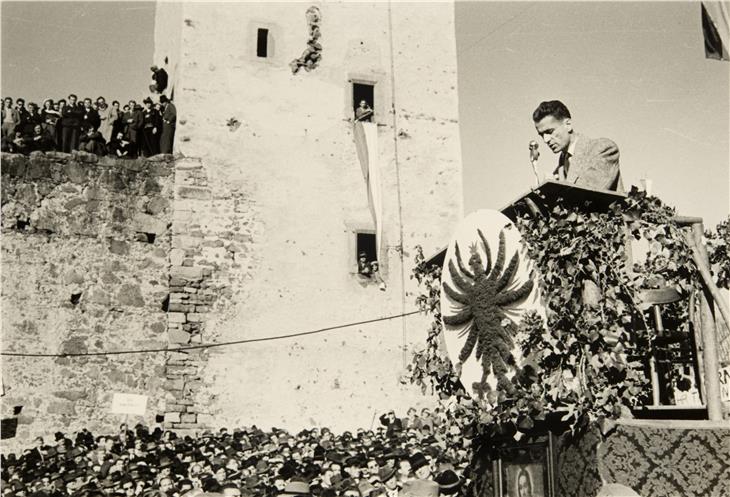 Un momento fondamentale per la storia dell'Alto Adige ma anche per la vita di Silvius Magnago: la manifestazione "Los von Trient" del 17 novembre 1957 a Castel Firmiano. (Foto: Archivio provinciale)