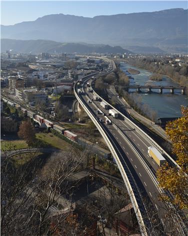 Il percorso cittadino della A22: a Bolzano si registrano gli sforamenti più elevati dei valori limite di biossido di azoto (Foto: ASP)