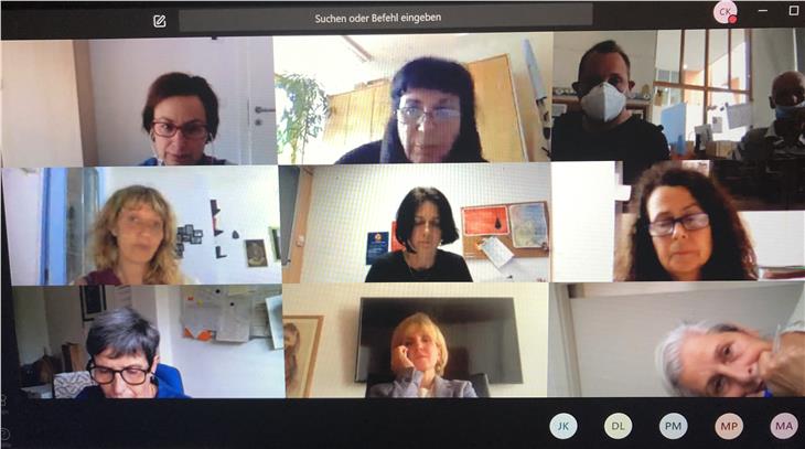 Assessora Deeg in una videoconferenza con rappresentanti delle associazioni, degli uffici competenti e della santià. (foto: ASP/Carmen Kollmann)
