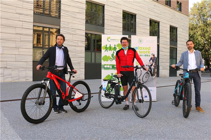 Fino al 18 luglio eBike da testare per andare al lavoro in bici. Da sx: Schmidhofer (Papin Sport), Ausserdorfer (STA) Reiterer (Green Mobility) hanno presentato l'iniziativa "Relaxed to work" . (Foto: ASP/Roman Clara)