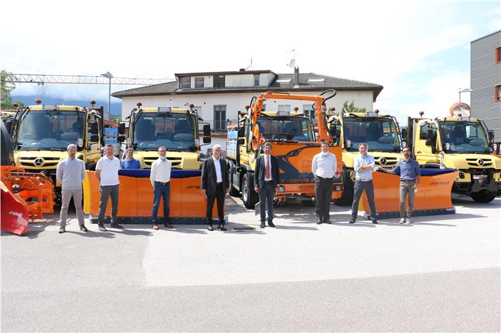 7 nuovi mezzi Unimog consegnati agli addetti dall'assessore Alfreider (5° da sx) e dal direttore di ripartizione Sicher (6° da sx). (Foto: ASP/Ingo Dejaco)