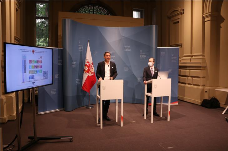Il presidente Kompatscher e il direttore ASTAT Timon Gärtner hanno presentato  (Foto: ASP/Fabio Brucculeri)