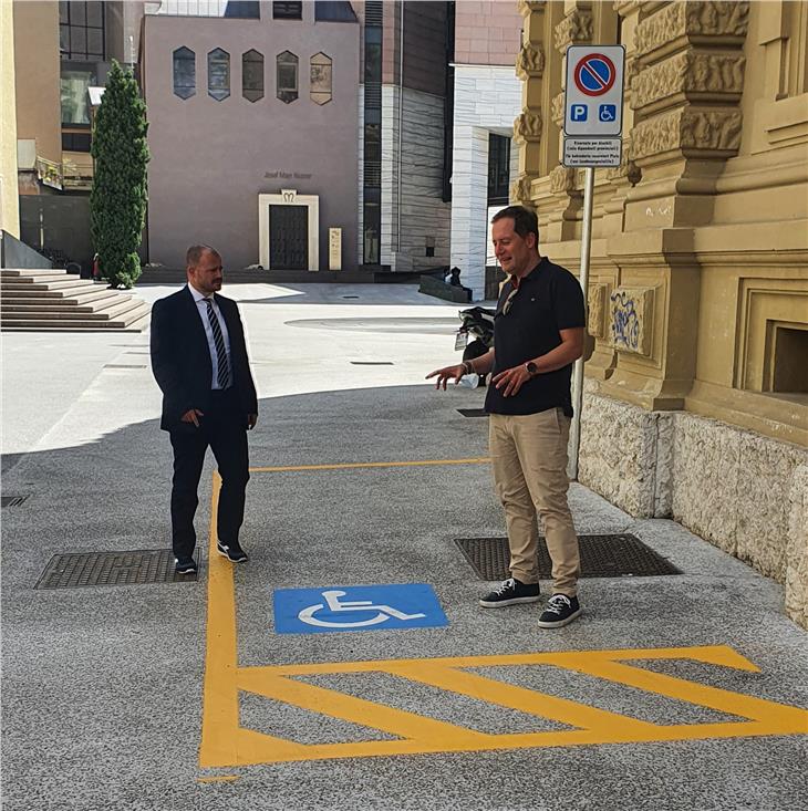 Nuovamente fruibili in piazza Silvius Magnago a Bolzano due posti auto per i dipendenti provinciali con disabilità. Ripristinati su iniziativa dell’assessore Bessone (a dx), qui assieme a Daniel Bedin, direttore ripartizione patrimonio. (Foto: