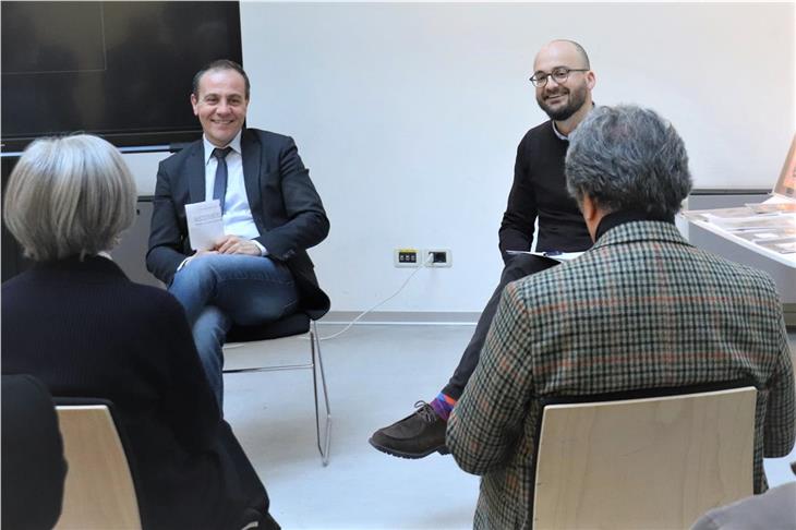 L'assessore alla cultura Giuliano Vettorato con il caporipartizione Claudio Andolfo durante un confronto con le associazioni (Foto ASP)