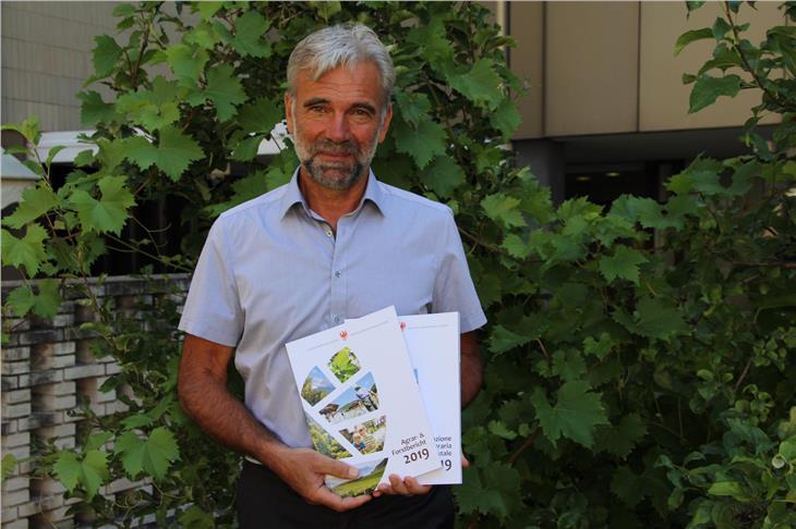 L'assessore Schuler ha presentato la Relazione agraria e forestale. (Foto: ASP/Noemi Prinoth)