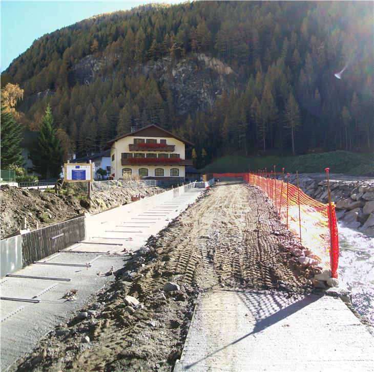 L'Ufficio sistemazione bacini montani est lavora a una ulteriore protezione dalle piene dell'Aurino a Predoi. (Foto: ASP/Agenzia Protezione civile)
