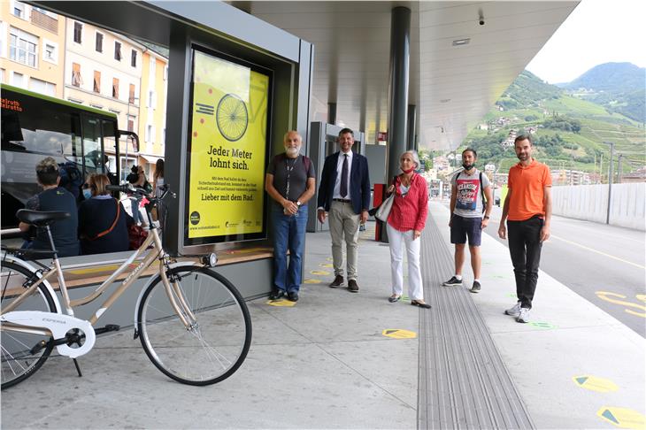 Nuova campagna per l'uso della bicicletta sostenuta anche dall'assessorato alla mobilità. Da sinistra Fabio Martorano, l'assessore Alfreider Bettina Ravanelli, Matteo Grassadonia e Harald Reiterer (Green mobility) (Foto ASP/STA)