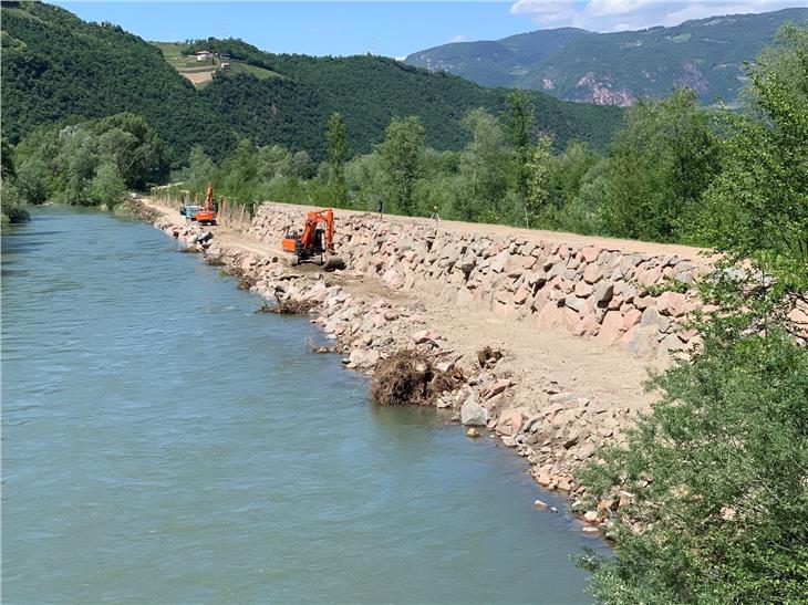 La Sistemazione bacini montani sud realizza un muro in massi ciclopici a secco lungo la sponda sinistra del fiume Adige (Foto: Sistemazione bacini montani sud)