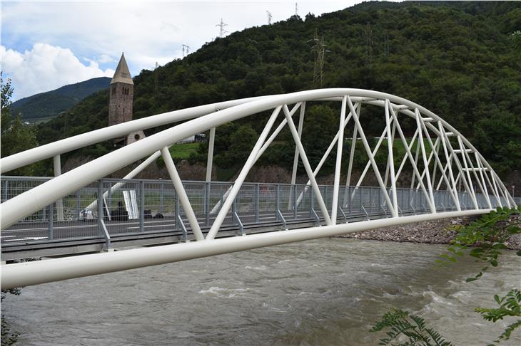 Un'immagine del nuovo ponte pedo-ciclabile sull'Isarco inaugurato oggi (24 agosto) a Campiglio (Foto: ASP/Roman Clara)