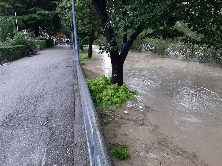 Esondazione a Chiusa: Così si era presentata la situazione stamattina. (Foto Vigili del fuoco volontari)